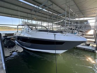39' Cruisers Yachts 2021
