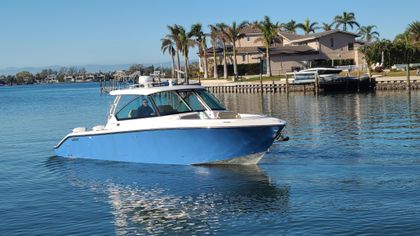 35' Pursuit 2016