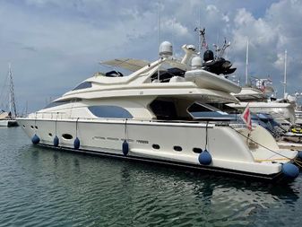 Ferretti Yachts 810