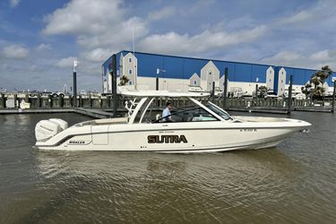 32' Boston Whaler 2017