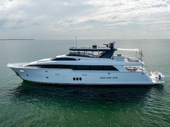 102' Hatteras 2015