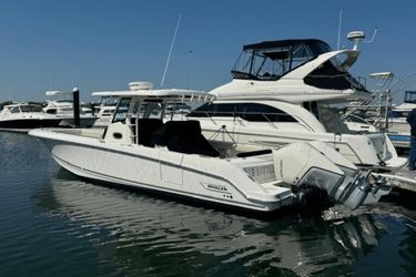 33' Boston Whaler 2019