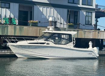 32' Boston Whaler 2021