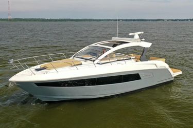 39' Cruisers Yachts 2017