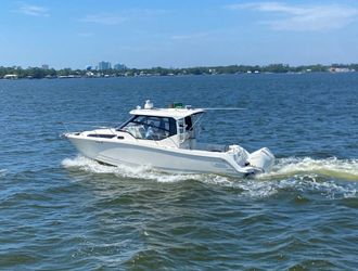 32' Boston Whaler 2021