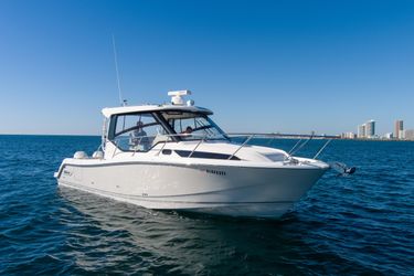 32' Boston Whaler 2021