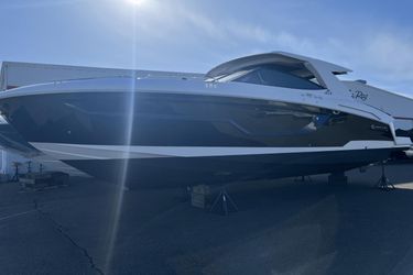 37' Cruisers Yachts 2024