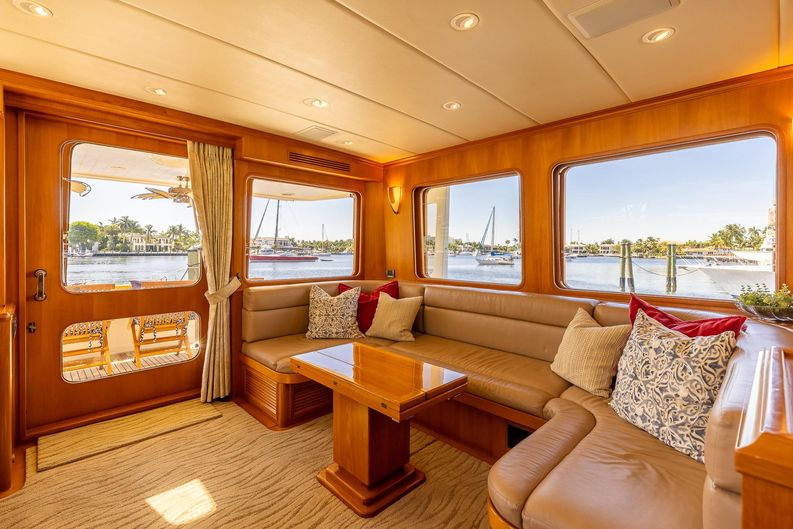 Sunshine Yacht Photos Pics Offshore 72 Sunshine - Salon, Seating and Table
