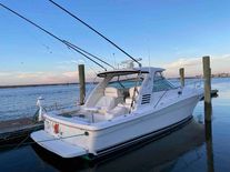 Sea Ray 370 Express Cruiser w 800 HRS