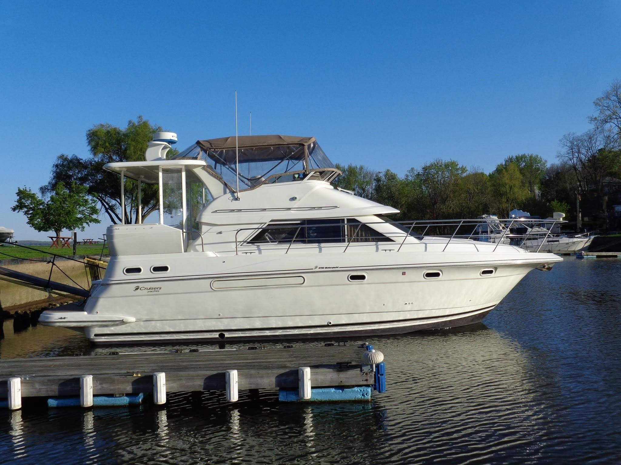 2000 cruisers yachts 3750 for sale