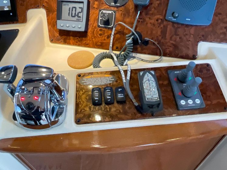  Yacht Photos Pics ELECTRONIC CONTROLS AND THRUSTERS