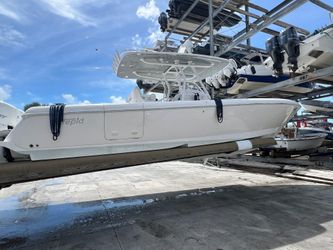 32' Intrepid 2019