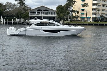 42' Cruisers Yachts 2022