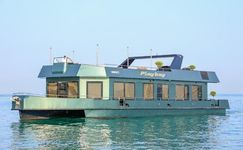 Custom Houseboat Pontoon Lounge