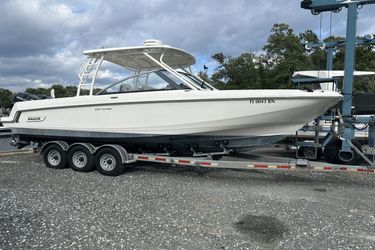 27' Boston Whaler 2017 Yacht For Sale