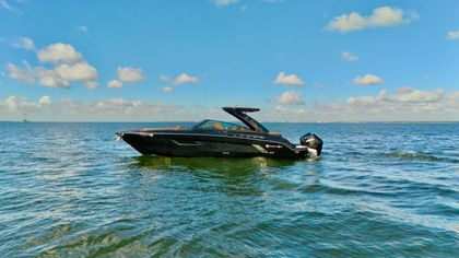 33' Cruisers Yachts 2022