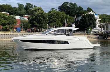 Cruisers Yachts 39 Express Coupe