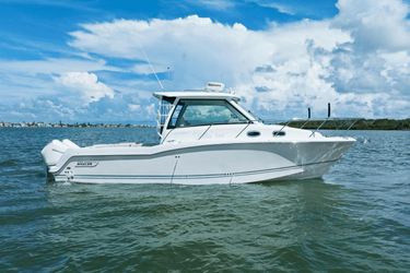 32' Boston Whaler 2019 Yacht For Sale