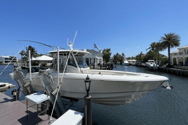 35' Boston Whaler 2021