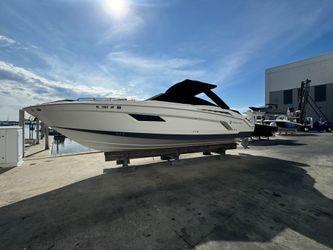 34' Cruisers Yachts 2019