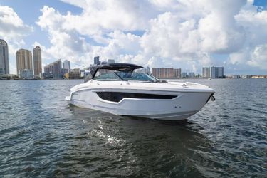 38' Cruisers Yachts 2021