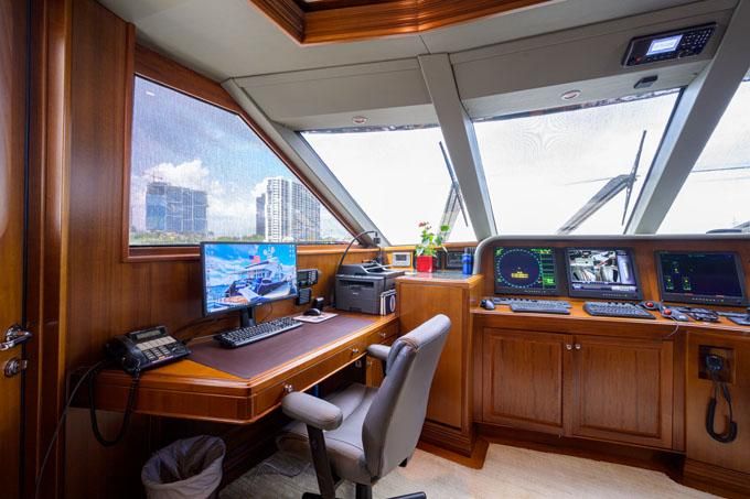 Impetuous Yacht Photos Pics Navigation Desk