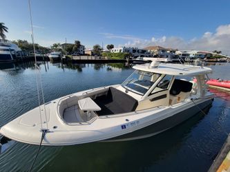 35' Boston Whaler 2019