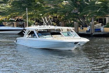 32' Boston Whaler 2018