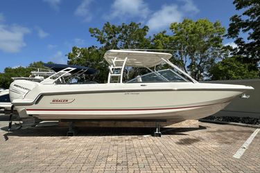 27' Boston Whaler 2016 Yacht For Sale