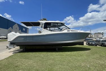 32' Boston Whaler 2024