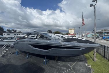 Cruisers Yachts 42 GLS South Beach Outboard