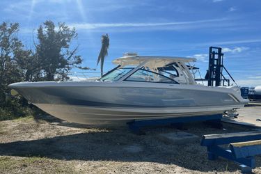 32' Boston Whaler 2016