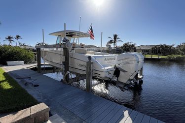 33' Boston Whaler 2018