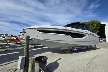 38' Cruisers Yachts 2024