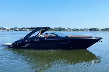 33' Cruisers Yachts 2021