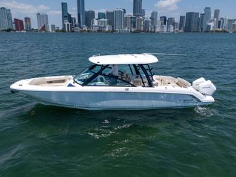 32' Boston Whaler 2024