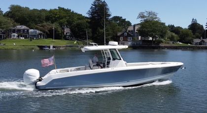 33' Boston Whaler 2017