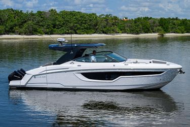 38' Cruisers Yachts 2023