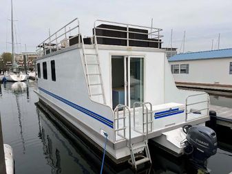 Catamaran Cruisers Houseboat