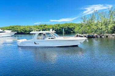 35' Boston Whaler 2019