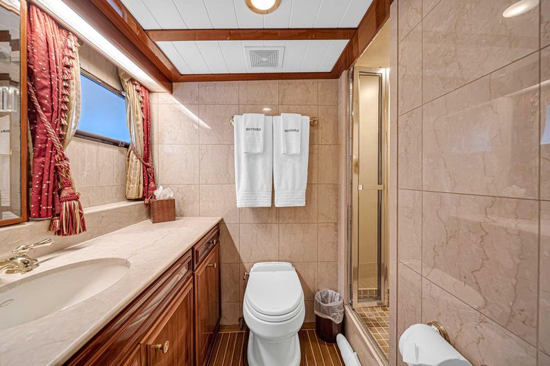 Inevitable Yacht Photos Pics Starboard Guest Ensuite