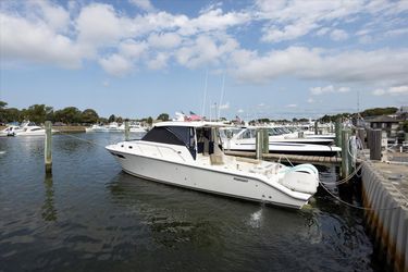 35' Pursuit 2016