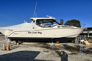 32' Boston Whaler 2022