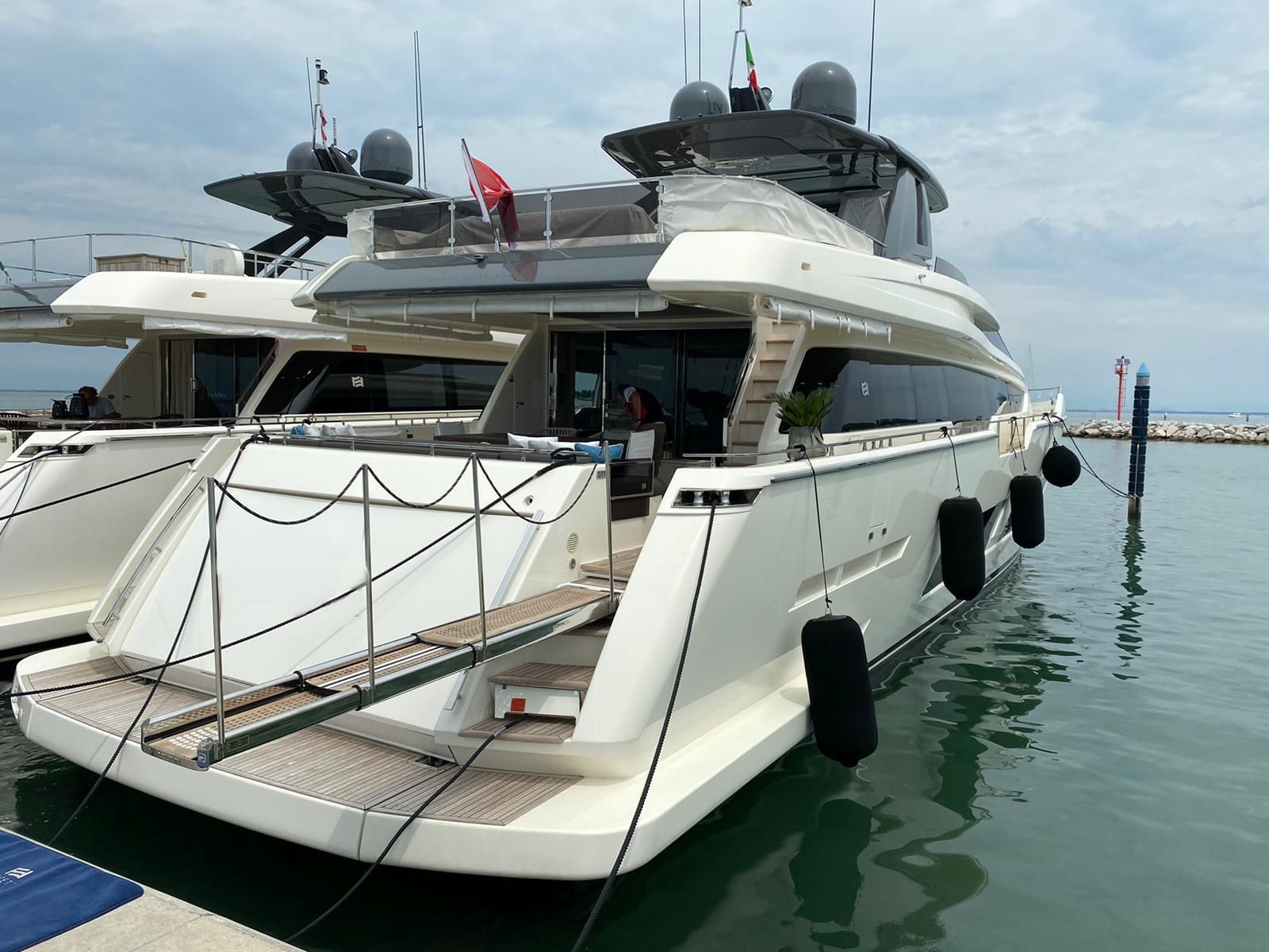 ferretti yacht in vendita