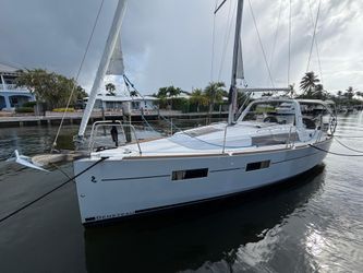35' Beneteau 2015