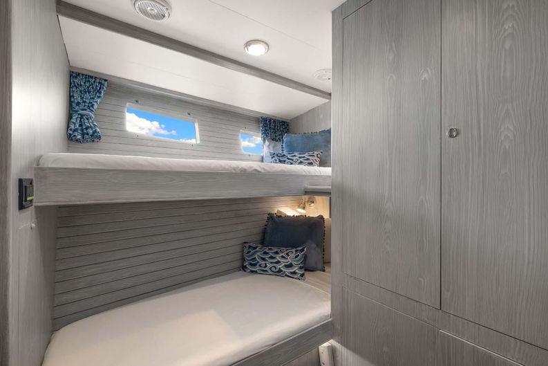 Pivot Yacht Photos Pics Starboard Guest Stateroom