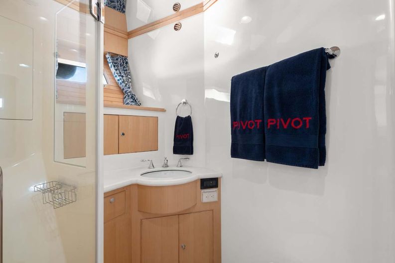 Pivot Yacht Photos Pics Guest Head