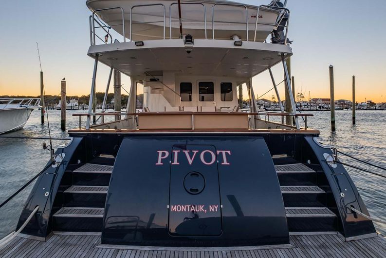 Pivot Yacht Photos Pics Stern