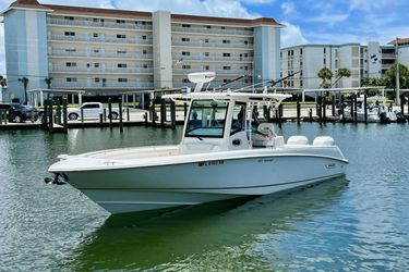 32' Boston Whaler 2015 Yacht For Sale