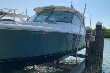 35' Tiara Yachts 2021